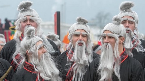 迪特富特居民穿着中国传统服饰参加中国狂欢节活动(德国之声电台网站) 迪特富特居民穿着中国传统服饰参加中国狂欢节活动(德国之声电台网站)