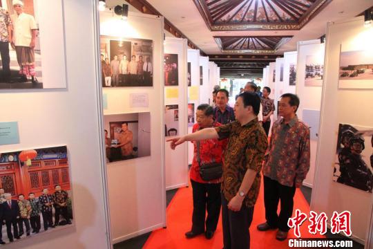 中国侨网由中国驻印尼登巴萨总领馆举办的“新时代中国”大型图片展，21日在印尼巴厘艺术中心开幕。图为中国驻印尼登巴萨代总领事陈?。ㄇ埃┯肜幢鲆煌喂弁计?。