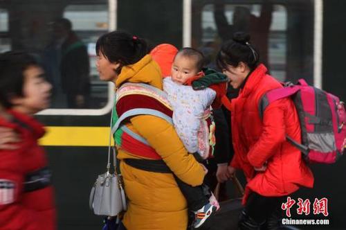 资料图:春节前准备返乡的打工人群。<a target='_blank' href='http://www.chinanews.com/'>中新社</a>记者 泱波 摄 点击进入下一页