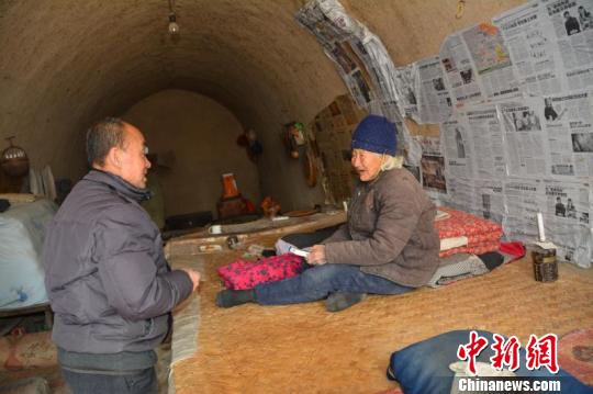 张瑞廷已经在大山里服务了45年，是周围9个自然村2000多位村民的健康守护者?！『钜?摄