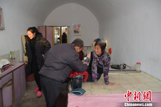 张瑞廷始终坚持“宁肯多跑十趟诊断清病，不可少去一趟延误病情”的承诺，只要电话一响就出发，坚持24小时上门服务?！『钜?摄