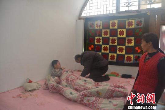 由于去县城交通不便，对于常见病，村民们都不愿意跑去县城，一个电话张瑞廷就来了?！『钜?摄