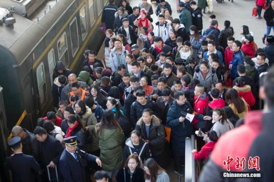 山西太原，民众排队乘车准备出行。张云 摄