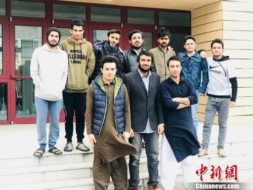 中国侨网哈里和王阳与华北理工大学国际教育中心临床医学专业的留学生合影留念?！『蛎鳌∩? style=