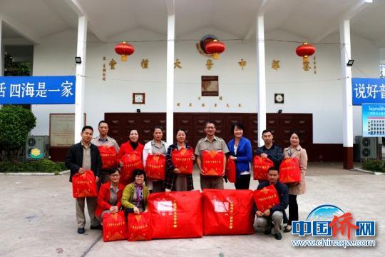 广西赴老挝寮都公学的外派教师合影 钟欣 摄