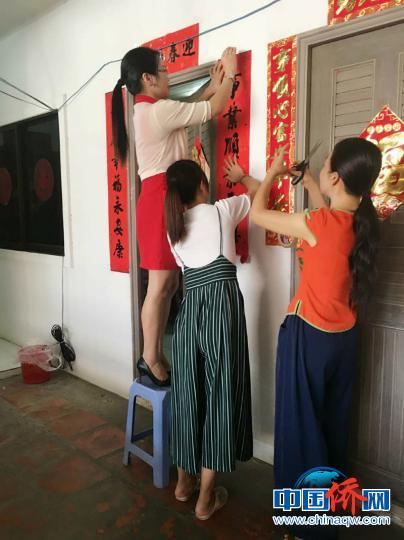 外派教师们贴春联 钟欣 摄