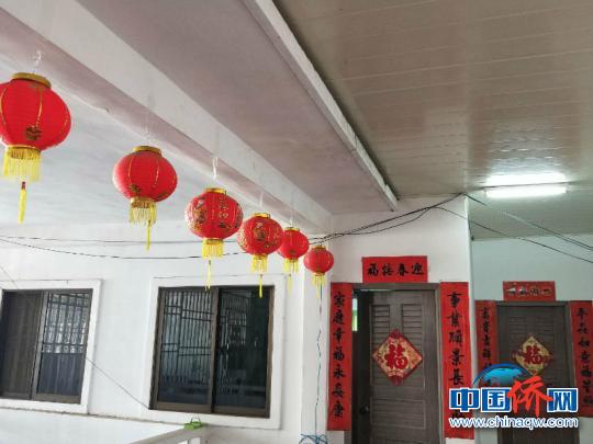 柬埔寨广肇学校外派教师的宿舍都贴上了春联、挂上了灯笼 钟欣 摄