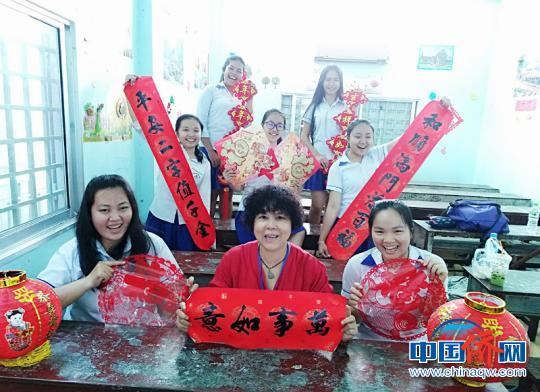 柬埔寨立群学校的黄麟淑老师跟学生们一起合影 钟欣 摄