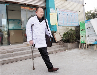 季正勇出诊。 本报记者 高科 摄 点击进入下一页