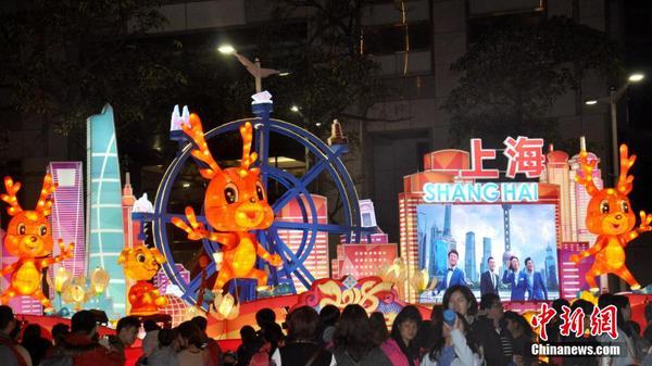 2月24日晚18时，为期9天的“2018台北灯节”登场，上?；ǖ频谌炔渭犹ū钡平冢裰诓喂酆嫌?。据上海市旅游局市场推广处处长沈超介绍，此次参展的花灯是在上海完成制作后运到台北的，由上海旅游节花灯制作团队打造，做工精良。