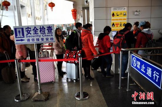 资料图:旅客排队安检。<a target='_blank' href='http://www.chinanews.com/'>中新社</a>记者 李进红 摄 点击进入下一页