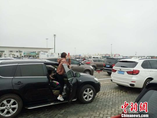 春节期间，受琼州海峡大雾影响，大量车辆旅客滞留?？凇！∫Ｃ?摄