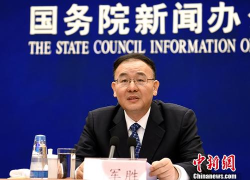 2月27日，国务院新闻办公室在北京举行国务院政策例行吹风会，国家邮政局局长马军胜和国务院法制办工交商事法制司司长张建华介绍《快递暂行条例》和快递业发展相关情况。图为国家邮政局局长马军胜回答记者提问。<a target='_blank' href='http://www.chinanews.com/'>中新社</a>记者 张勤 摄