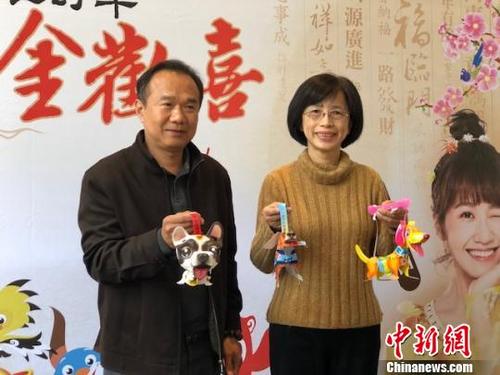 中国侨网黄雅芬（右）展示灯会上将向民众发放的环保小提灯。　陈悦　摄