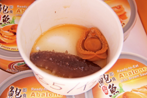 5美元一份的鲍鱼海参餐，许多游人买来边走边吃。（美国《世界日报》／记者李晗 摄影）