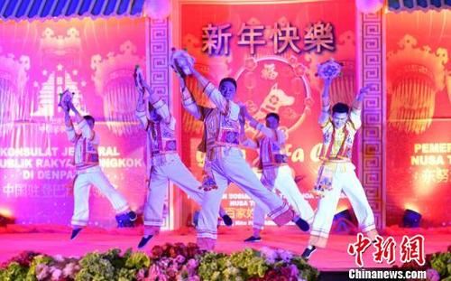 中国侨网由中国驻印尼登巴萨总领馆与印尼东努省政府联合举办的2018年新春庆祝晚会，25日晚在印尼东努省会古邦市政府礼堂举行。中国云南省艺术团与印尼东努省演员同台献艺，精彩演出赢得阵阵掌声?！≈泄び∧岬前腿芰旃?供图