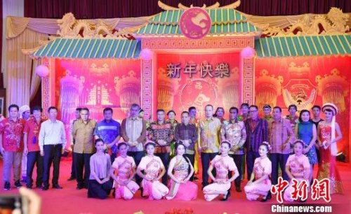 图为来宾与演员合影。　中国驻印尼登巴萨总领馆 供图 摄