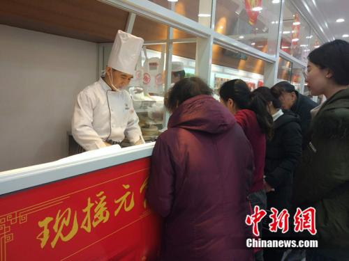 于伯军的现场展示吸引了不少北京市民围观。<a target='_blank' href='http://www.chinanews.com/' >中新网</a> 李金磊 摄