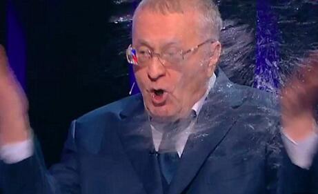 俄大选电视辩论现闹剧:普京恩师之女怒泼对手