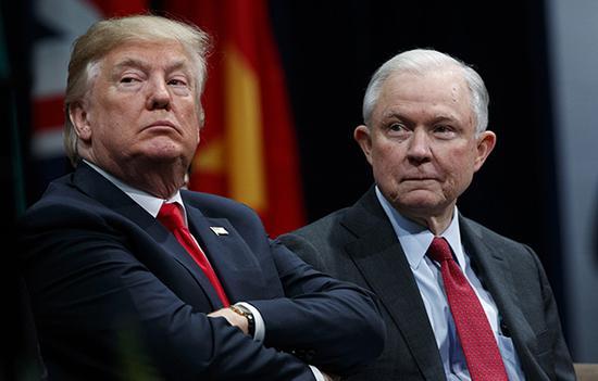 特朗普和司法部长塞申斯。东方IC 资料图