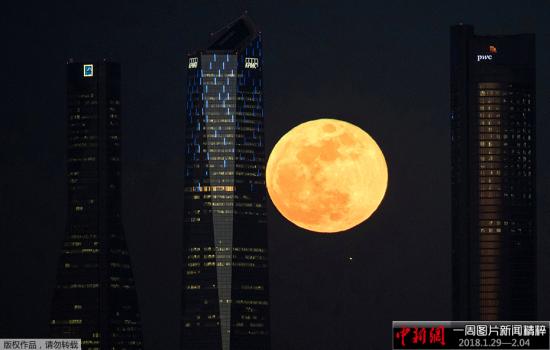1月31日晚西班牙上空的“蓝月”。 点击进入下一页