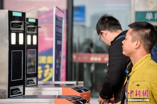 资料图：高科技投入春运，旅客“刷脸”进站。洪坚鹏 摄