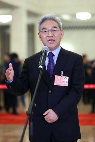 央视从不说话的女主播委员通道上教了这个手语