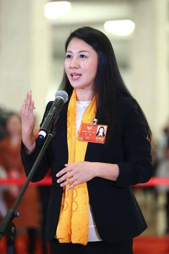 央视从不说话的女主播委员通道上教了这个手语