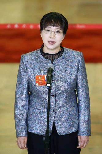 央视从不说话的女主播委员通道上教了这个手语