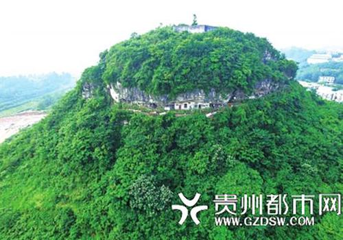 村民上山开荒发现世外桃源 在山洞一住10年