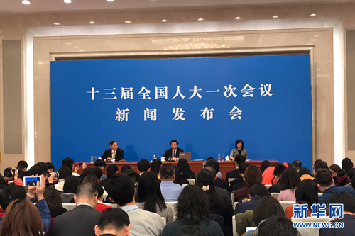 图为大会发言人回答中外记者提问。新华网中国政府网 陈杰 摄