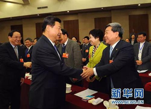 2013年3月4日，习近平看望出席全国政协十二届一次会议科协、科技界委员并参加联组讨论。新华社记者 饶爱民 摄