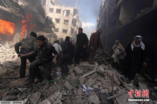 资料图片:叙利亚大马士革东古塔区遭空袭。 点击进入下一页