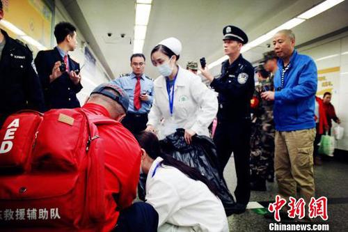 旅客下车后突发脑溢血多方力量抢救赢得生机