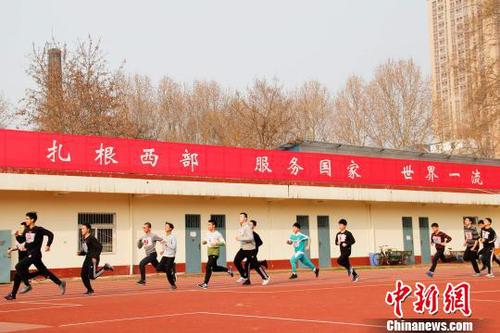 图为体能测试男生1000米跑项目?！±钋?摄