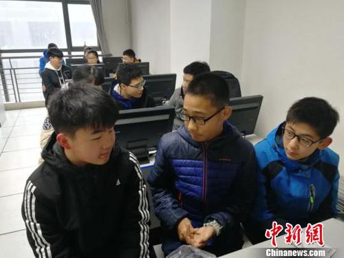 图为综合素质测试计算机测试中，考生考前准备?！⊙辔?摄