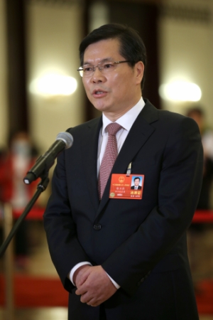 (3)全国人大代表接受采访 (3)全国人大代表接受采访