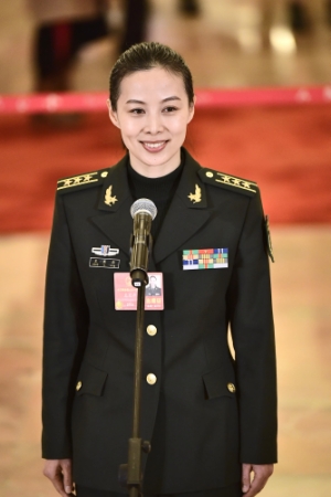 (4)全国人大代表接受采访 (4)全国人大代表接受采访