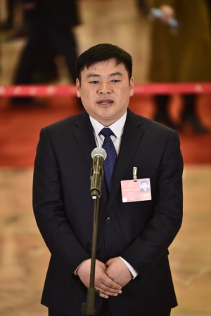 (7)全国人大代表接受采访 (7)全国人大代表接受采访