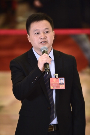 (9)全国人大代表接受采访 (9)全国人大代表接受采访