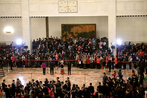 (15)全国人大代表接受采访 (15)全国人大代表接受采访