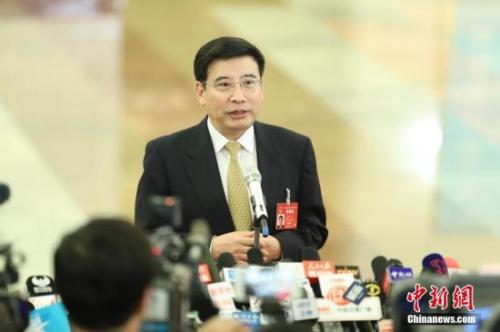 3月5日，十二届全国人大五次会议在北京人民大会堂开幕。工业和信息化部部长苗圩在“部长通道”接受采访。<a target='_blank' href='http://www.chinanews.com/'>中新社</a>记者 盛佳鹏 摄