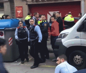 点击查看大图 巴塞罗那华侨围堵劫匪却与警方发生冲突:2人被捕