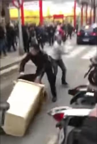 点击查看大图 巴塞罗那华侨围堵劫匪却与警方发生冲突:2人被捕