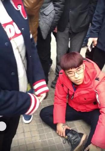 点击查看大图 巴塞罗那华侨围堵劫匪却与警方发生冲突:2人被捕