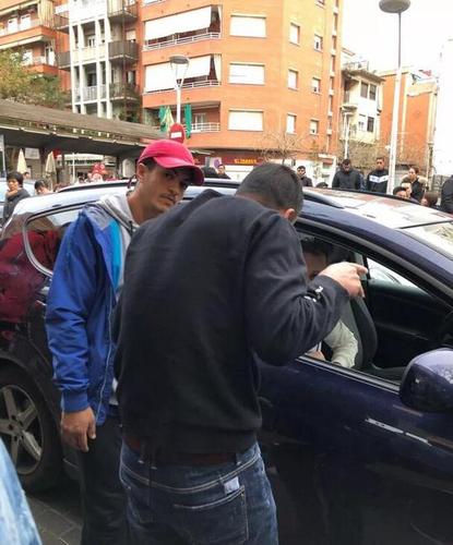 点击查看大图 巴塞罗那华侨围堵劫匪却与警方发生冲突:2人被捕