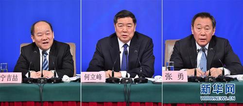 3月6日，十三届全国人大一次会议新闻中心举行记者会，邀请国家发展和改革委员会主任何立峰（中）、副主任张勇（右）、副主任宁吉喆（左）就“创新和完善宏观调控，推动高质量发展”相关问题回答中外记者提问（拼版照片）。