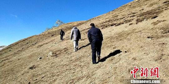 图为三江源国家公园森林公安在野外核查点位。　李永鹏　摄