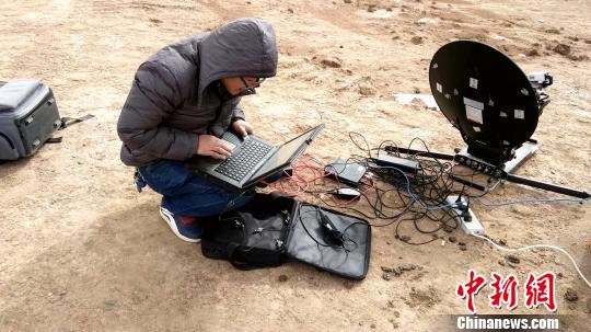 图为三江源国家公园森林公安在野外核查点位。　李永鹏　摄