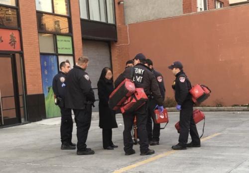 警方同受害人了解情况。(图片来源：美国《世界日报》记者 朱蕾 摄)